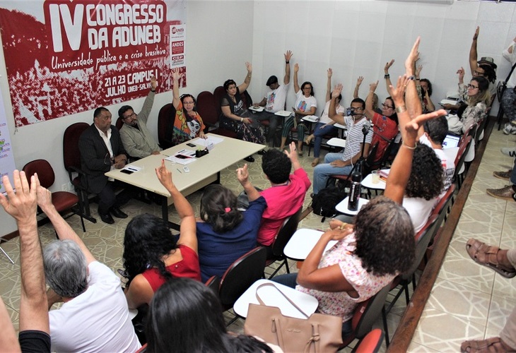 Com a pressão do movimento docente, governo da Bahia recua no corte de salários
