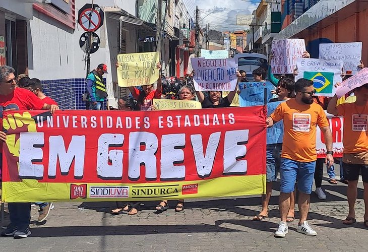 Em assembleias, docentes decidem os rumos das greves nas universidades estaduais do Ceará