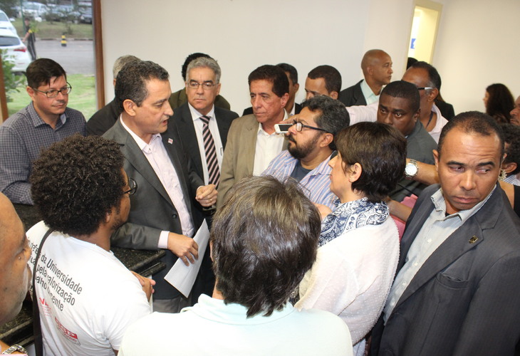Professores fazem intervenção em cerimônia e cobram do governador Rui Costa soluções