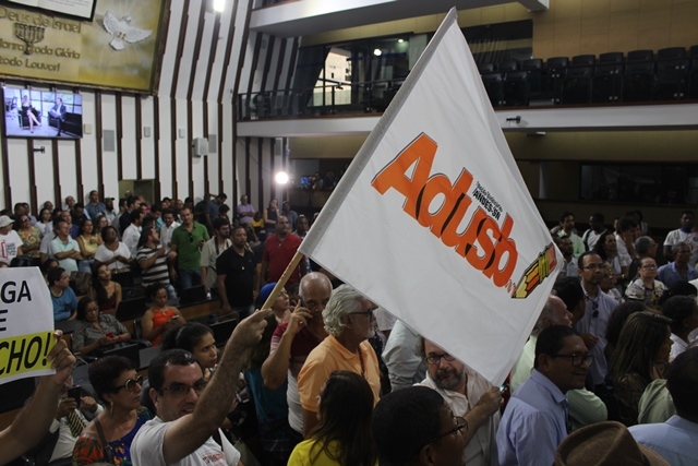 Servidores ocupam plenário da Alba e adiam votação do aumento da previdência 