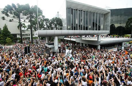 Após pressão dos servidores do Paraná, governo retira da pauta votação de pacotaço