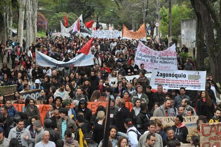 Ato em São Paulo pressiona governo por mais verba para universidades estaduais 