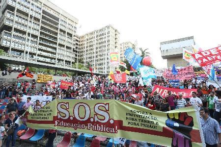 Centenas de docentes participam do Dia Nacional em Defesa da Educação Pública