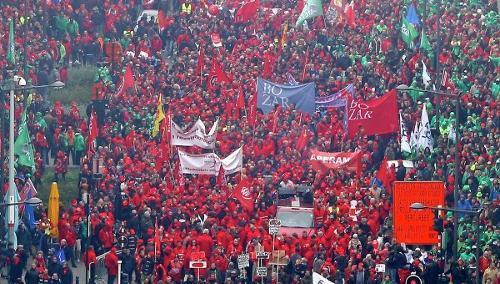 Marcha Sindical leva cerca de 100 mil pessoas às ruas na Bélgica; Ato terminou em confronto com a polícia