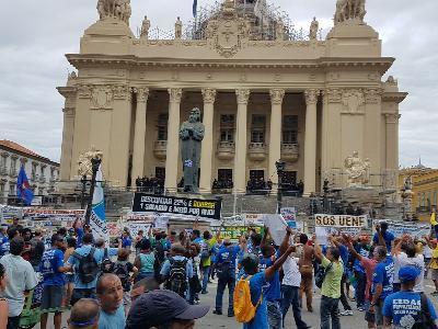 Manifestação de servidores no Rio de Janeiro adia privatização da Cedae