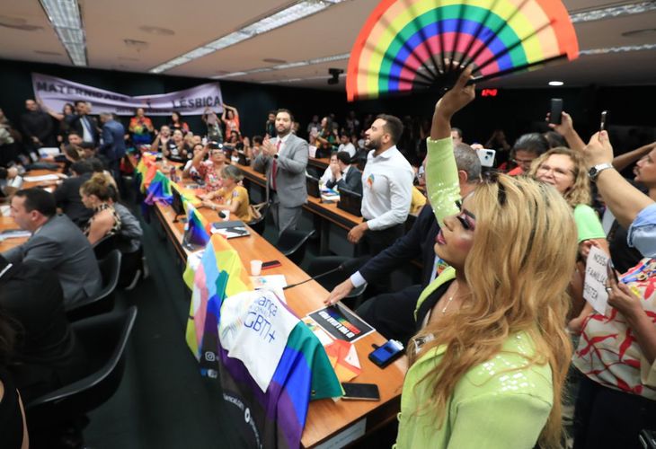 Após muita pressão, Comissão da Câmara adia votação de PL que proíbe casamento homoafetivo