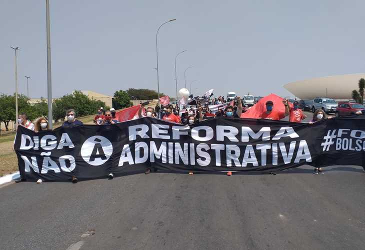 Em quarta semana de protestos, servidores marcham em Brasília contra a PEC 32