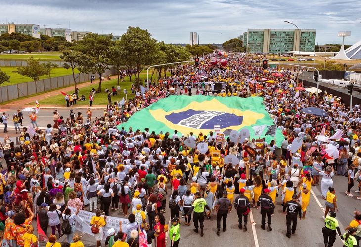 Em marcha histórica, mulheres negras ocupam a Esplanada dos Ministérios em Brasília (DF)