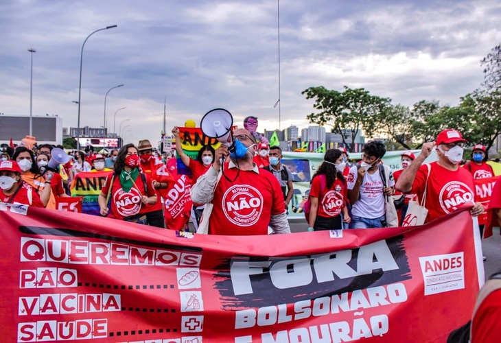 Milhares voltaram às ruas em protesto pelo Fora Bolsonaro no sábado (2)