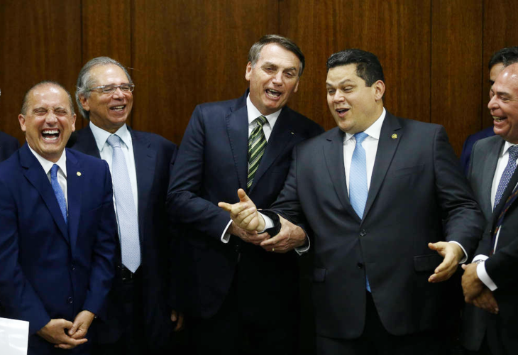 Bolsonaro e Guedes apresentam pacote de maldades com ataques à saúde, educação e serviços públicos