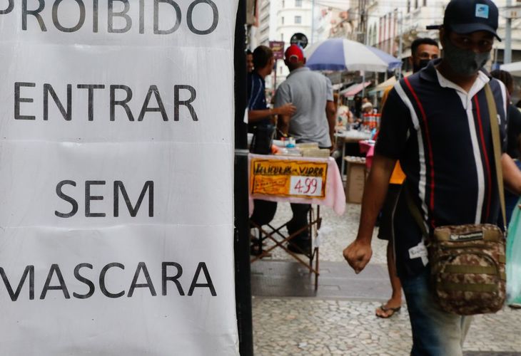 Novas variantes da Covid acendem alerta, mas, no Brasil, Bolsonaro quer rebaixar pandemia para “endemia”