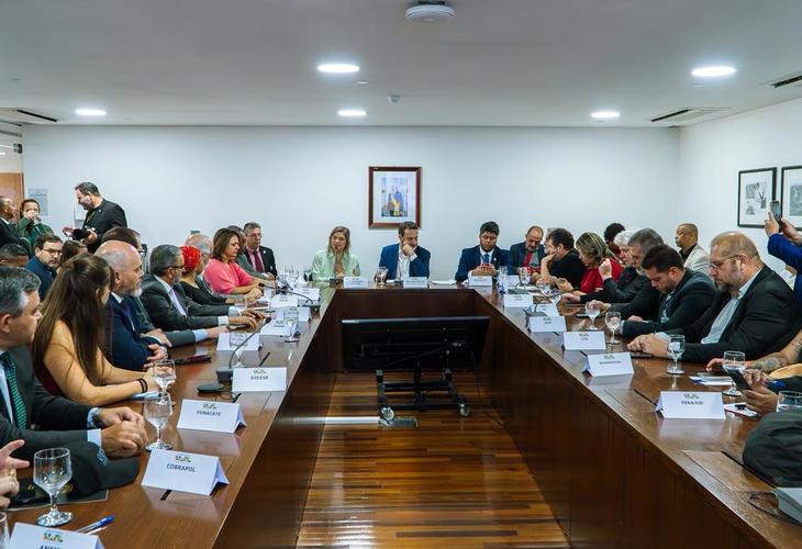 ANDES-SN e entidades do funcionalismo cobram do governo posição contra a Reforma Administrativa 