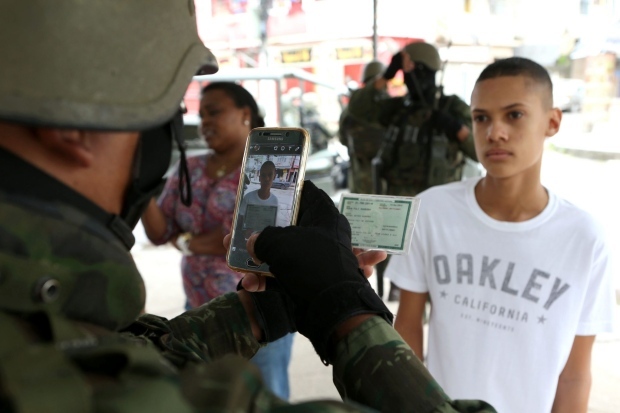 Militares “ficham” moradores no Rio, prática considerada ilegal por entidades de direitos humanos