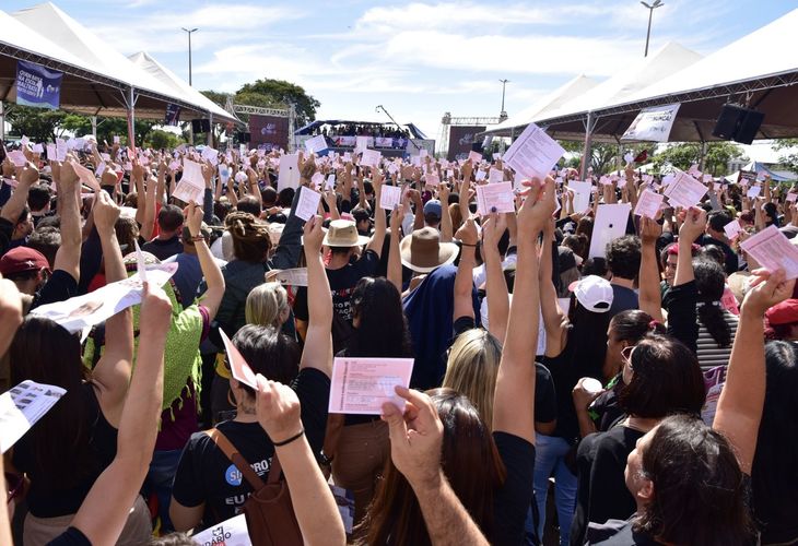 Justiça criminaliza greve de professoras e professores do DF com multa milionária e corte de ponto 