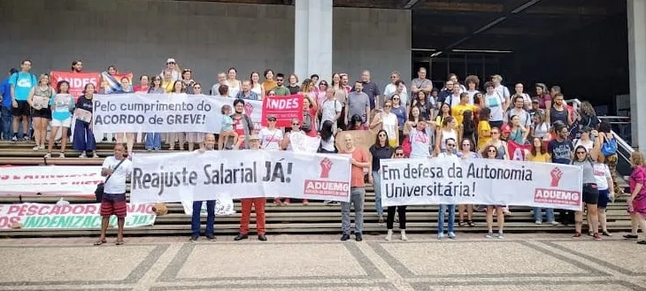 Em assembleia histórica, docentes da Uemg aprovam greve por tempo indeterminado