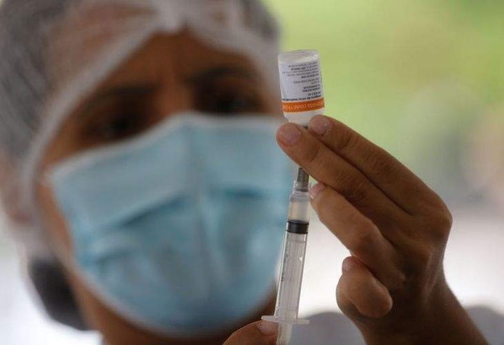 Falha do governo em adquirir vacinas causa escassez em 25% dos municípios