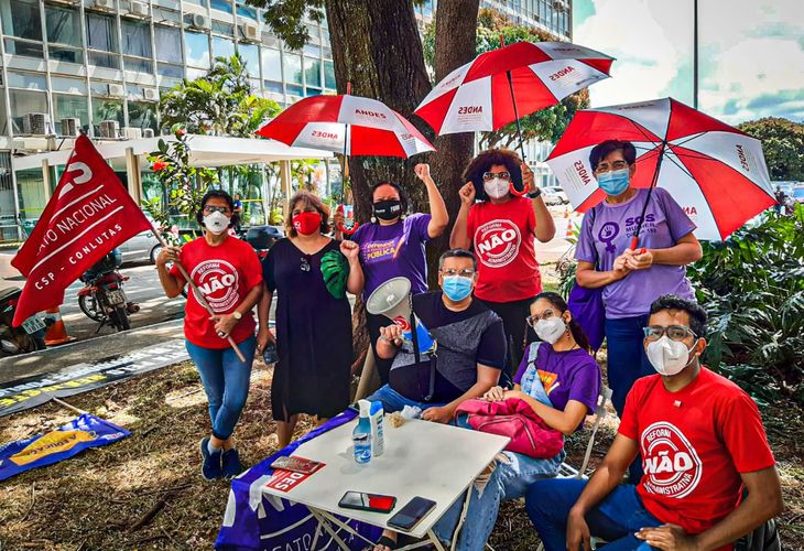 Docentes participam de vigília por reajuste salarial emergencial em Brasília (DF)