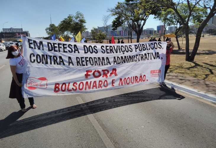 Em Brasília, servidores protestam contra PEC 32 e protocolam manifesto na Câmara dos Deputados