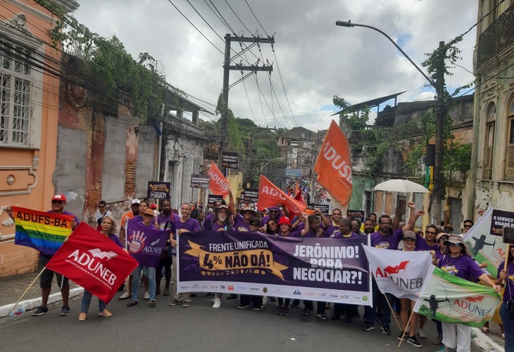 Docentes das estaduais da Bahia pedem negociação com o governador no Cortejo 2 de julho