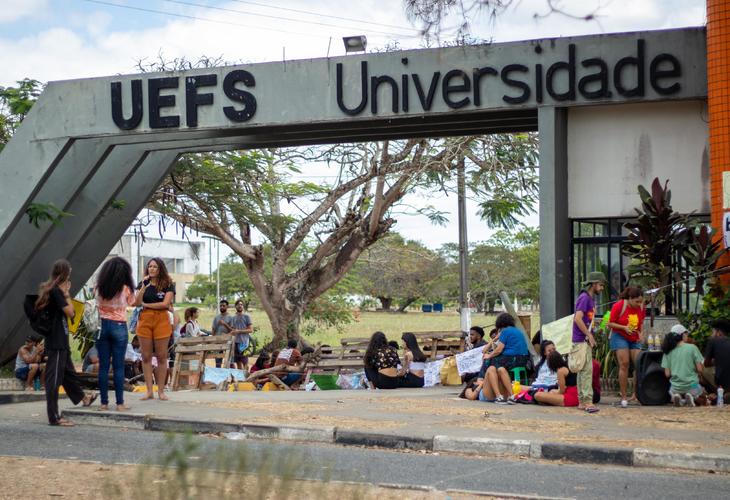 Comando de greve de estudantes da Uefs divulga nota: "OCUPAR NÃO É INVADIR"