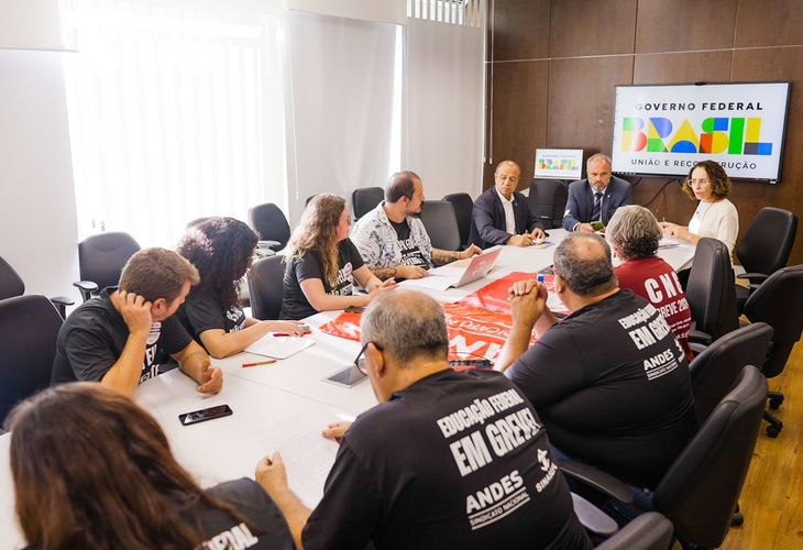 Governo desrespeita docentes federais e assina acordo à revelia da categoria. Greve continua!