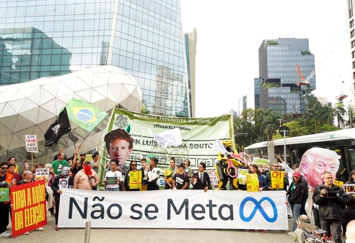Entidades protestam em frente à Meta contra interferência eleitoral e em defesa da soberania digital