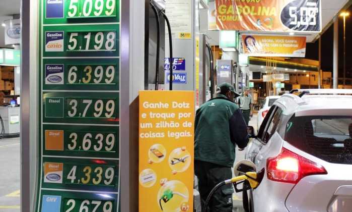 É preciso mudar política de reajustes da Petrobras e barrar privatização
