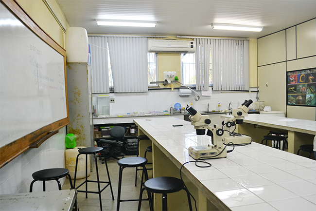 Falta de materiais em laboratórios compromete atividades do curso de Biologia na Uesb