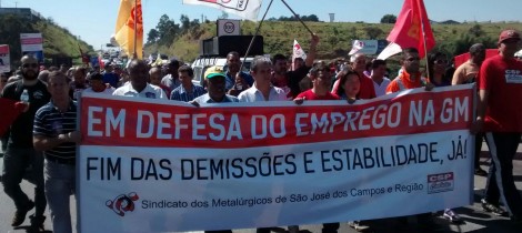 Ato Contra as Demissões e em Defesa do Emprego na GM ocupa a Via Dutra com cerca de 2 mil pessoas