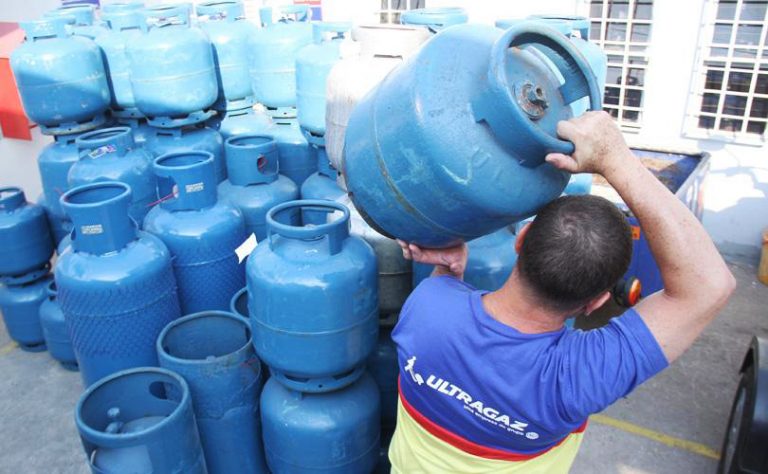 Gastos com alimentação, transportes e habitação pressionam inflação. Gás de cozinha segue vilão