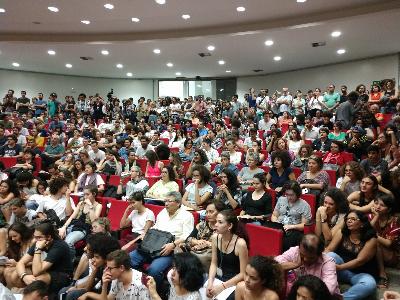 Sem sinalização de reversão das demissões na UnB, estudantes mantêm ocupação