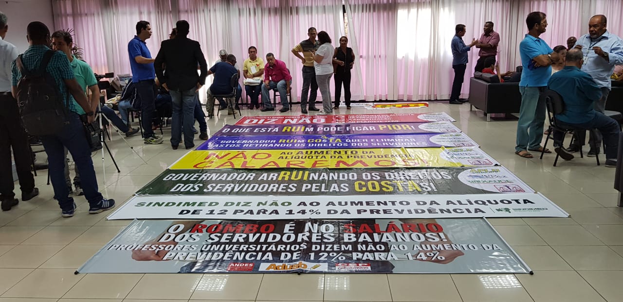 Mobilização dos servidores adia votação do aumento da previdência para a terça-feira (11)