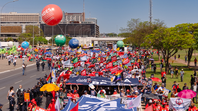 Redução da jornada e fortalecimento sindical são temas de artigos sobre o fim da escala 6x1