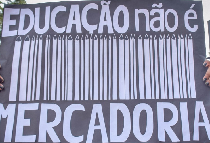 Contratação de docentes via CLT faz parte do projeto de desmonte da Educação