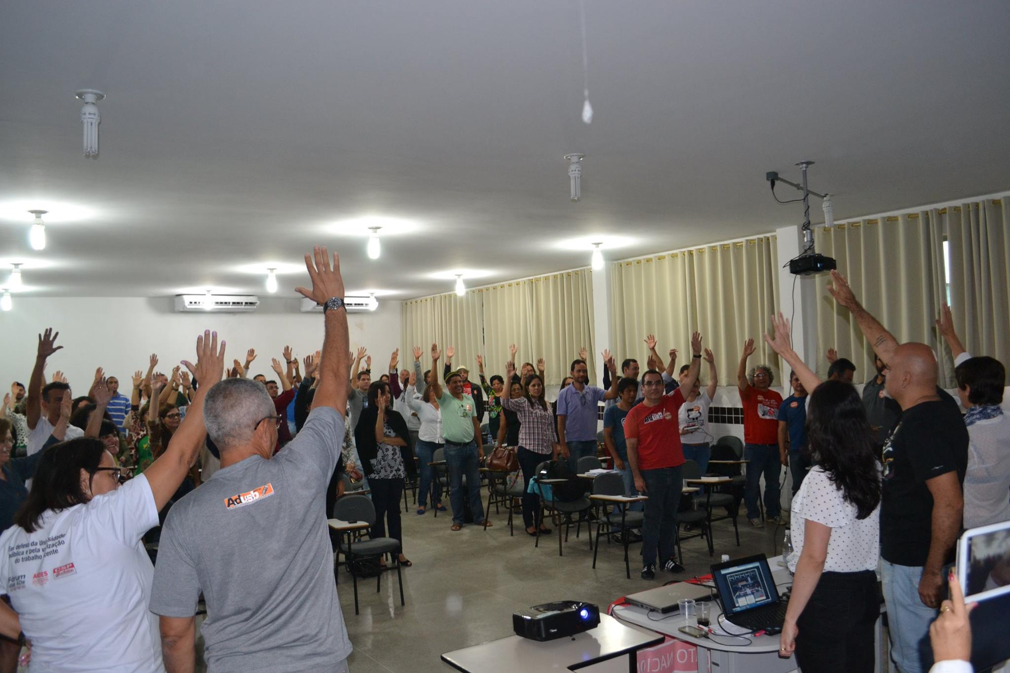 Assembleia mantém greve na UESB e reivindica ajustes na minuta de acordo