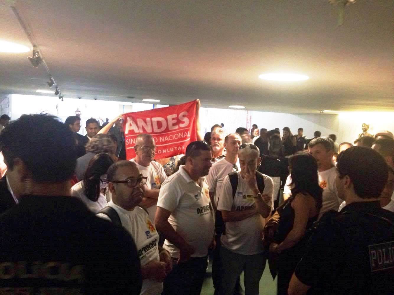 PLP 257: Servidores são barrados na Câmara dos Deputados