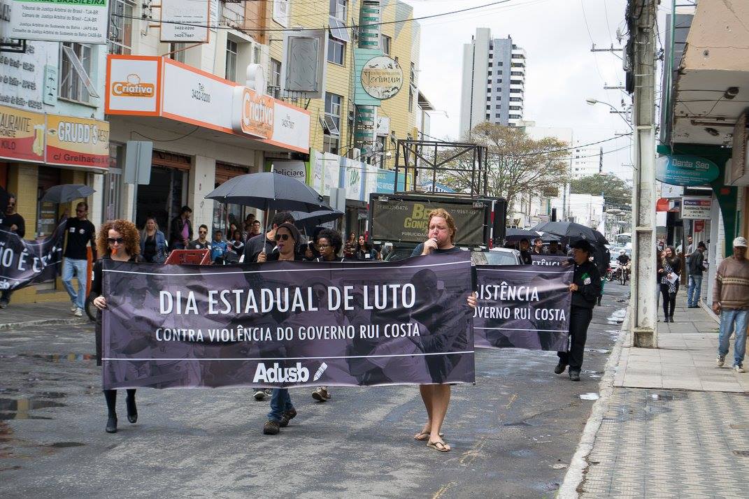 Professores em luto ocupam as ruas de Conquista e denunciam violência do governo
