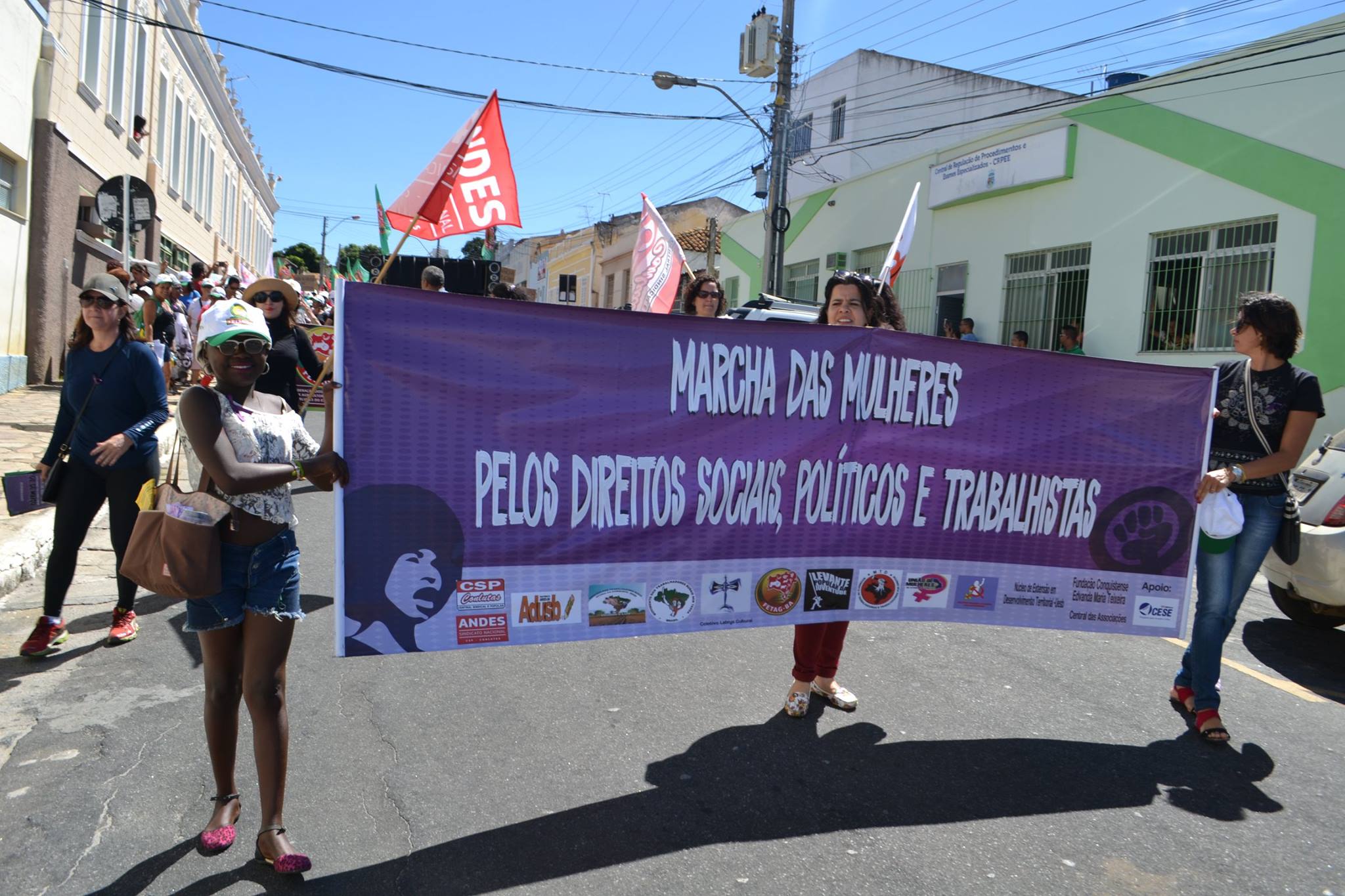 Marcha das Mulheres mobiliza centenas de pessoas em Vitória da Conquista