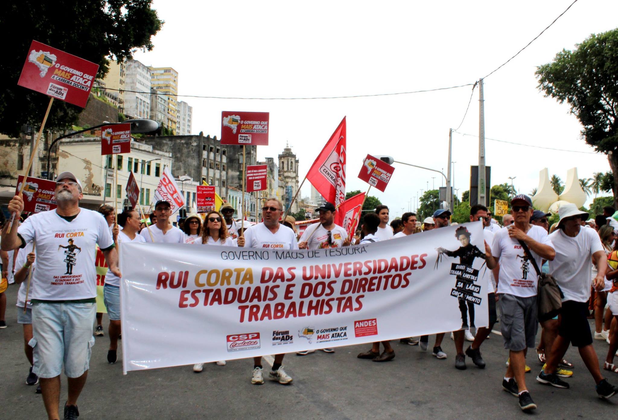 Em propaganda enganosa, #RuiCorta esquece de 222 professores que permanecem com direitos negados
