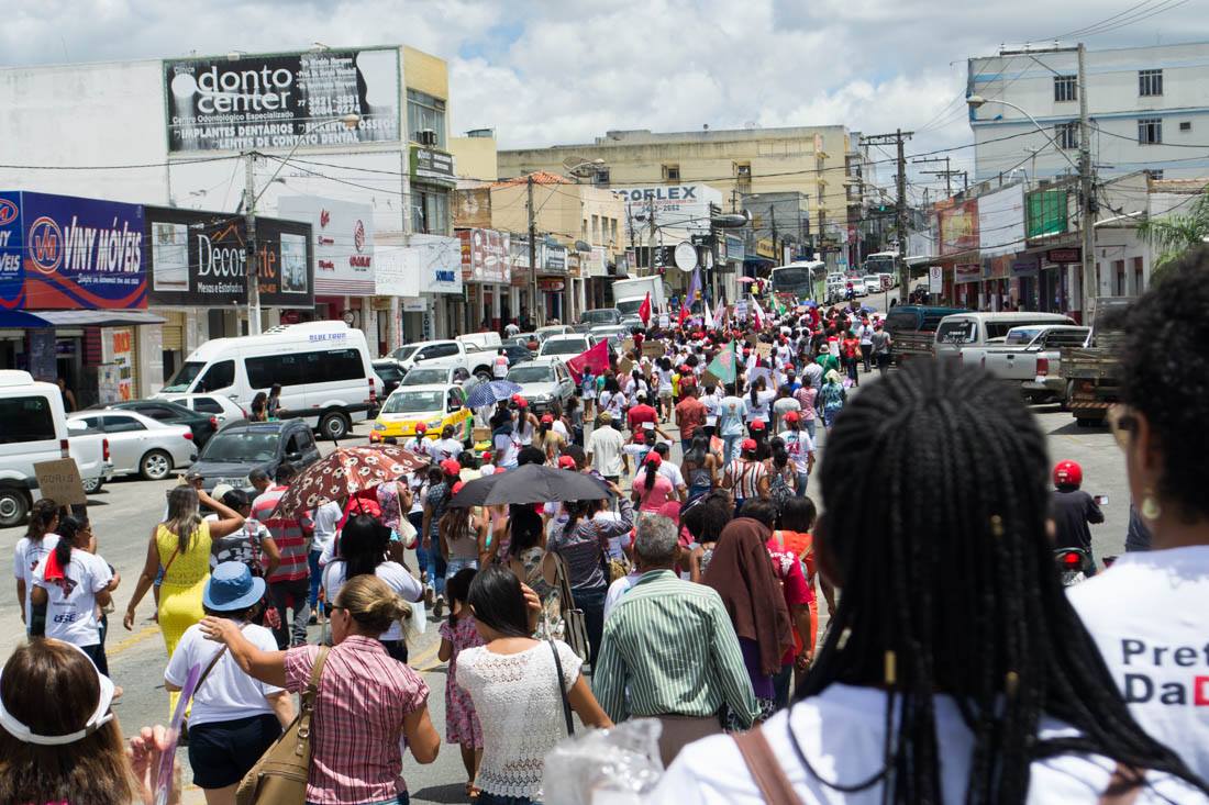 Mulheres marcham contra a reforma da previdência no 8 de março