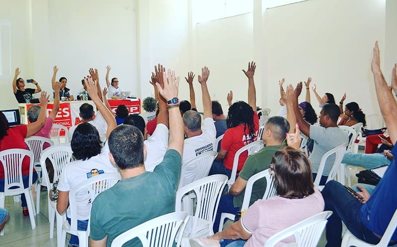 Professores criticam incoerência do governo sobre cortes na educação e mantêm greve na Uesb