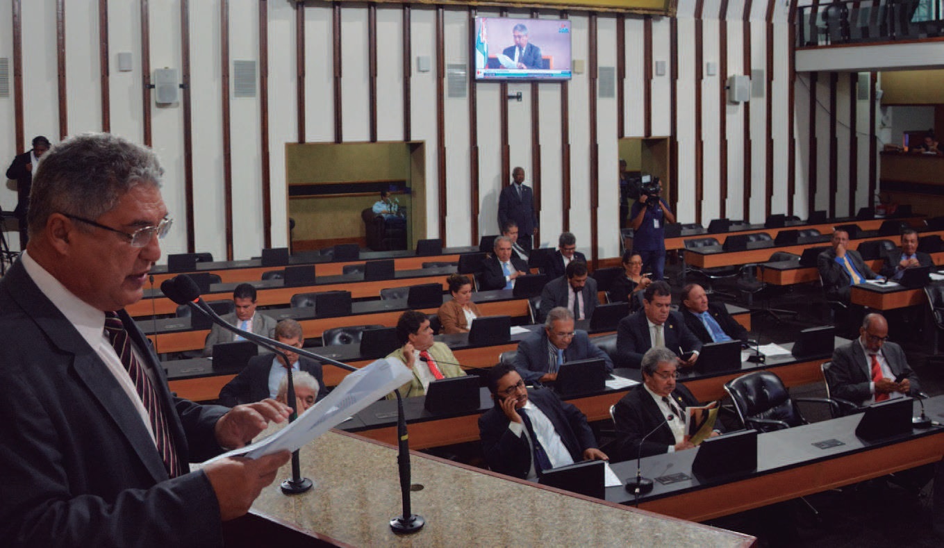 Deputados aprovam extinção de gratificação de professores em projeto polêmico