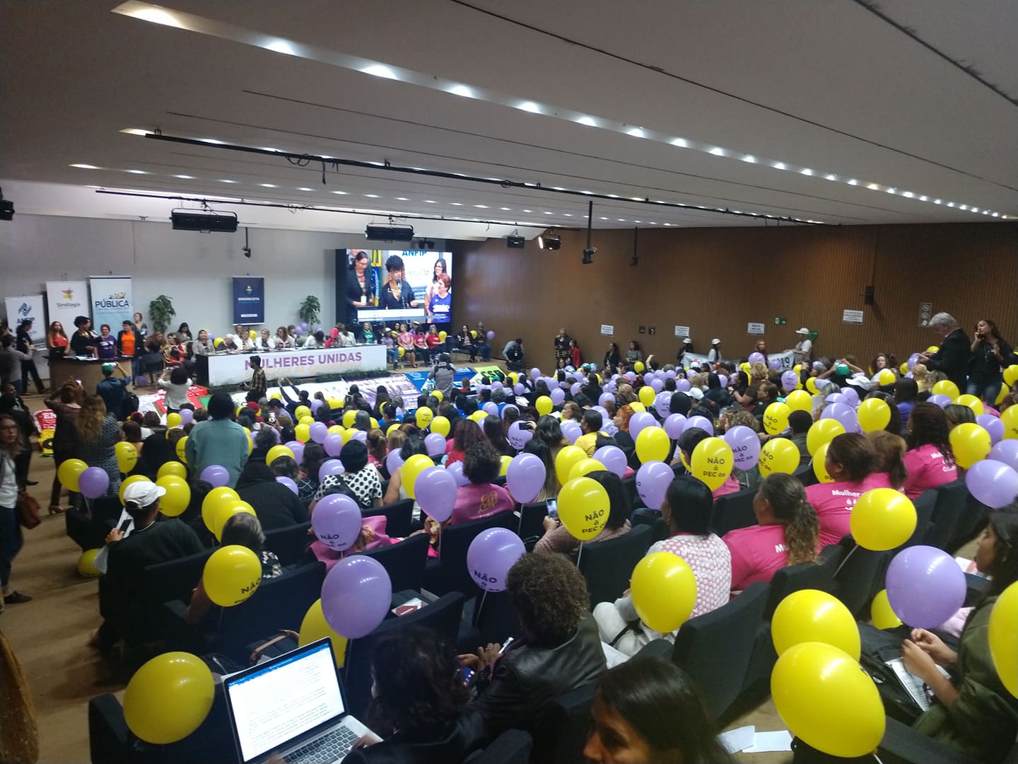 Mulheres fazem ato na Câmara dos Deputados em defesa da aposentadoria