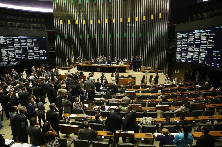 Levantamento mostra como maioria de deputados e senadores votou contra direitos dos trabalhadores