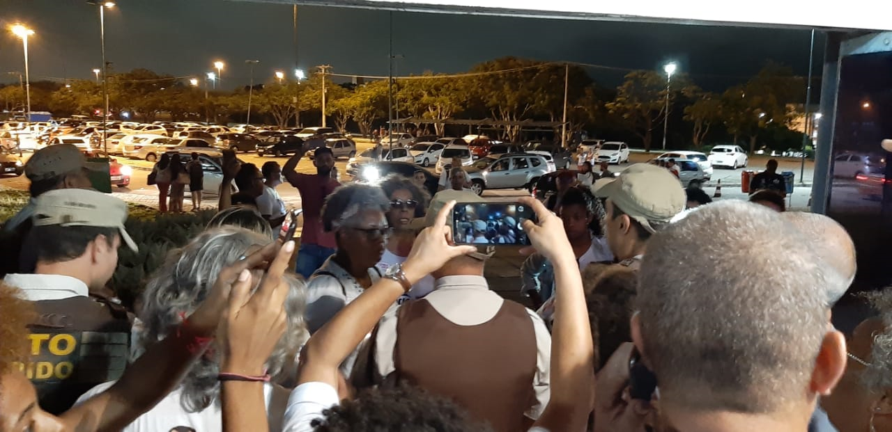 Polícia usa truculência para impedir manifestantes de se abrigarem da chuva na Secretaria de Ciência e Tecnologia