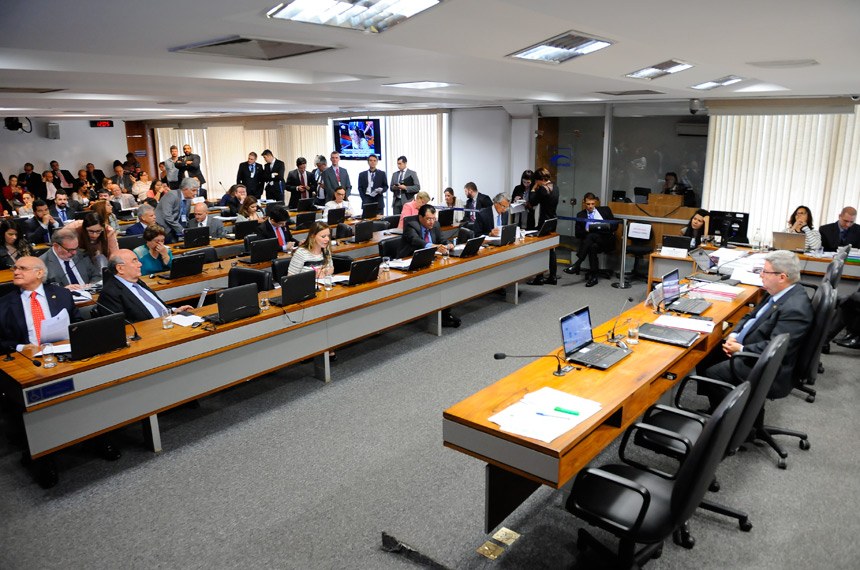 Grave ataque: Comissão do Senado aprova projeto para demitir servidores públicos