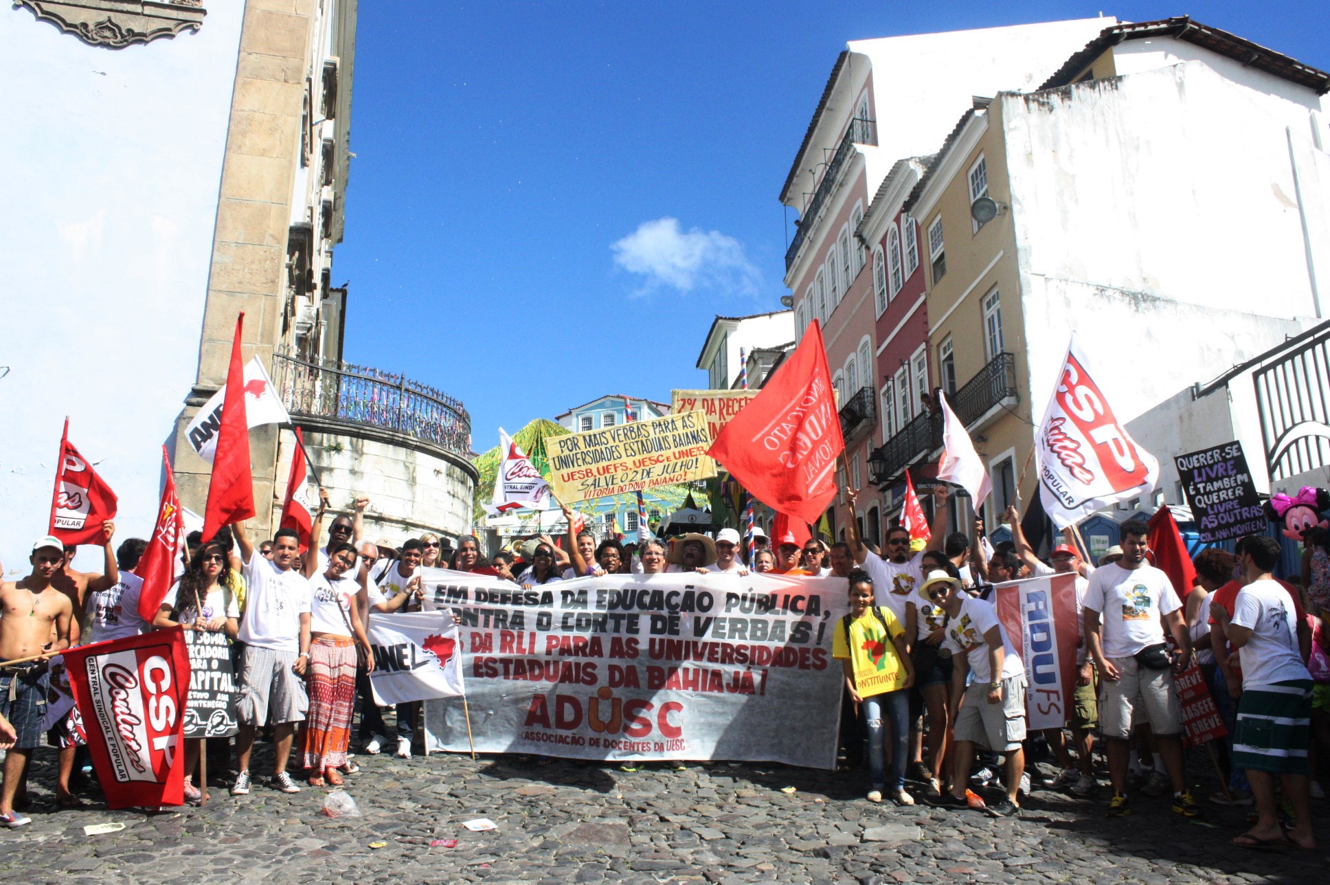 Cortejo Dois de Julho é marcado pela luta por mais orçamento e repressão da Prefeitura de Salvador