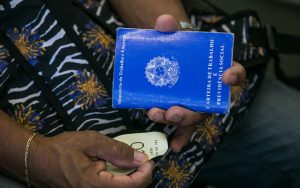 Pesquisa aponta racismo em diferença salarial entre trabalhadores brasileiros