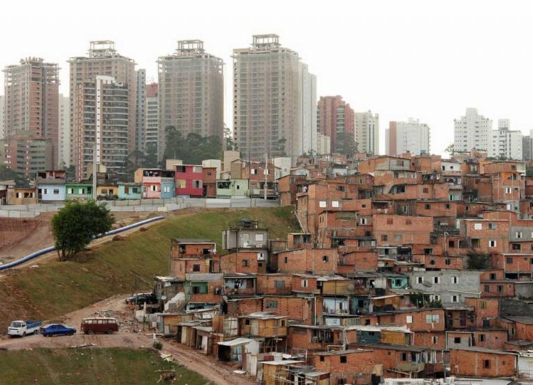Brasil cai em ranking de IDH e os motivos são a desigualdade social e educação estagnada