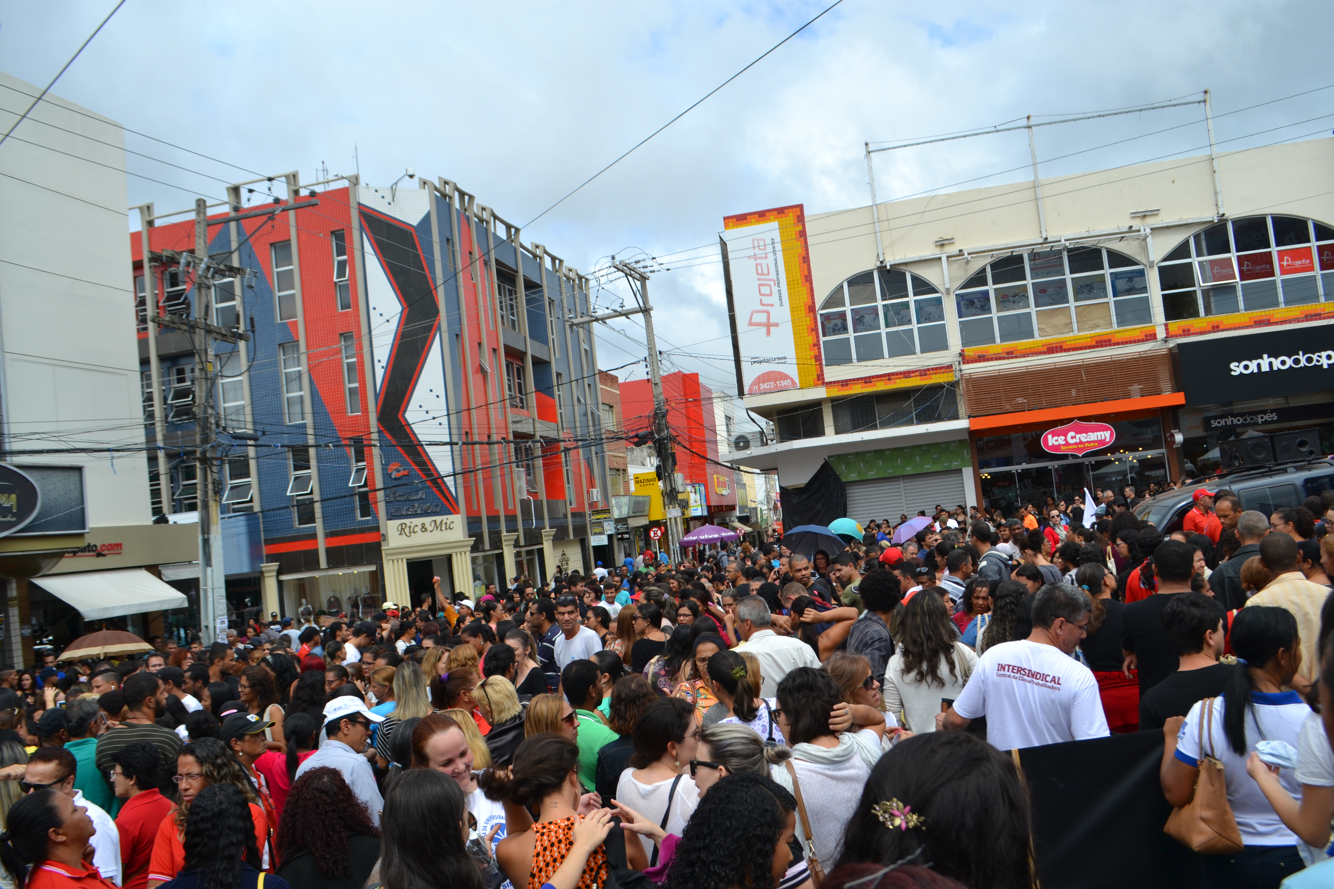 Trabalhadores (as) de diversas categorias participaram de ato público em Vitória da Conquista